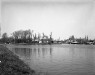 64068 Gezicht over het Merwedekanaal te Utrecht; ter hoogte van de splitsing met de Vaartsche Rijn (rechts op de ...